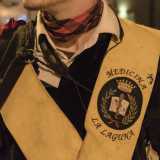 Completano il look un foulard rossiccio e la fascia gialla al collo che rappresenta l'universit� di provenienza
